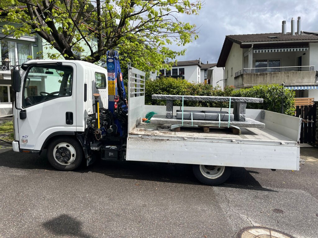 Ersatz der alten Holzpergola durch eine neue Pergola aus Tessiner Granit und einen Granittisch mit Sitzbank20