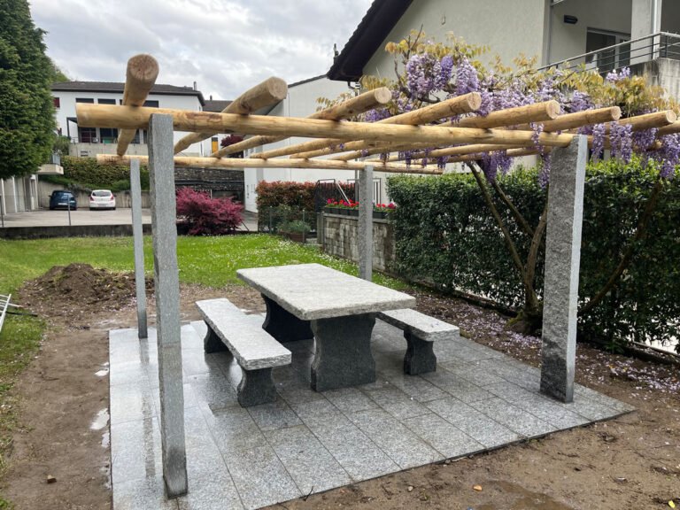 Ersatz der alten Holzpergola durch eine neue Pergola aus Tessiner Granit und einen Granittisch mit Sitzbank35