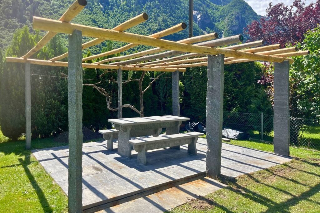 Pergolen aus Tessiner Granit und Kastanienpfähle - DT Multiservices